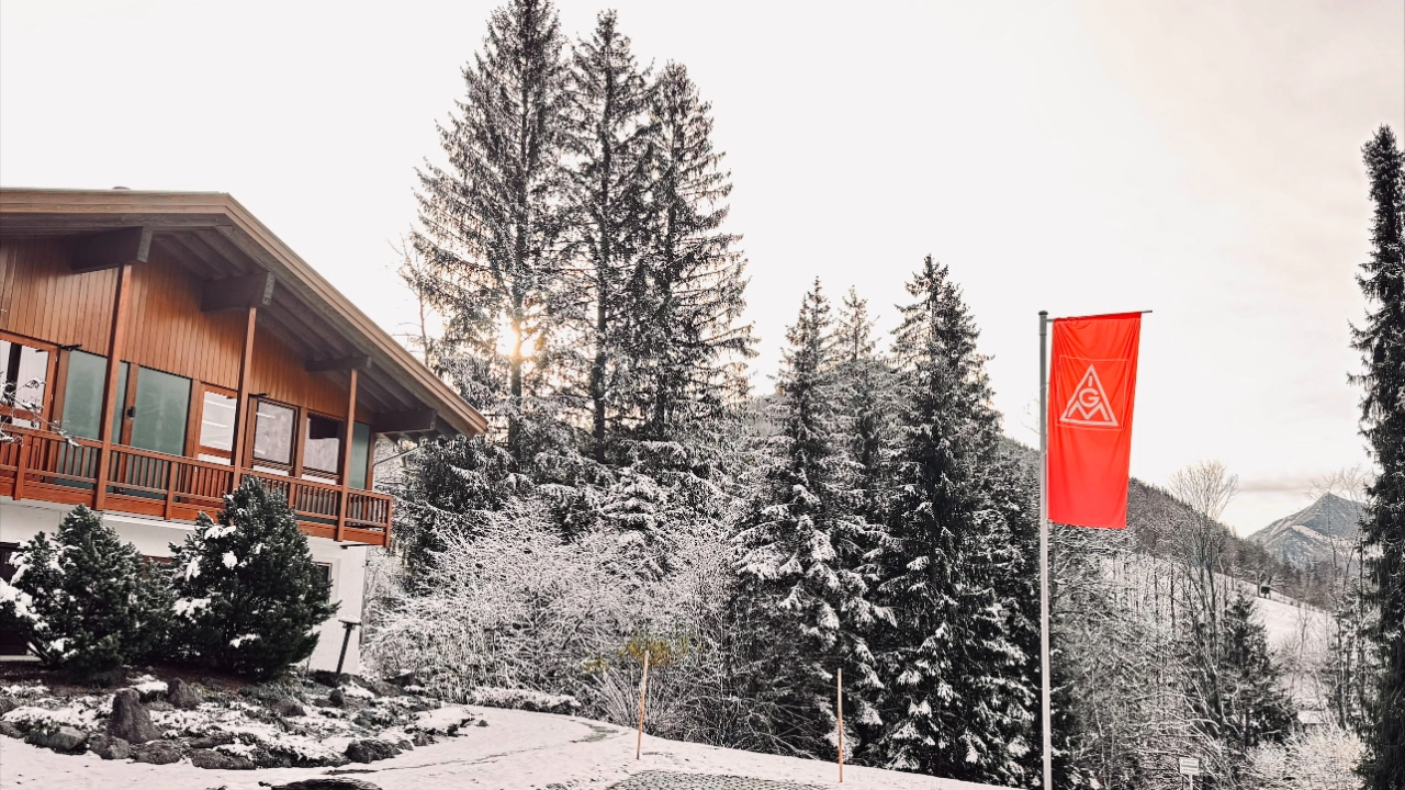 Haus Schnee Fahne 